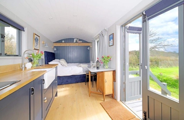 Cosy Hut w/ Sea Views & Outdoor Shower