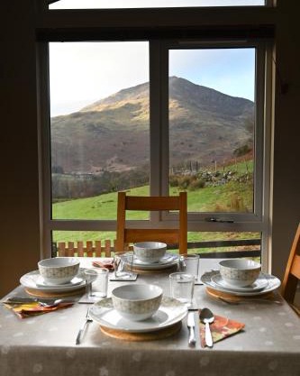 Cosy Lodge with Panoramic Windows & Mountain Views - Ty Pren