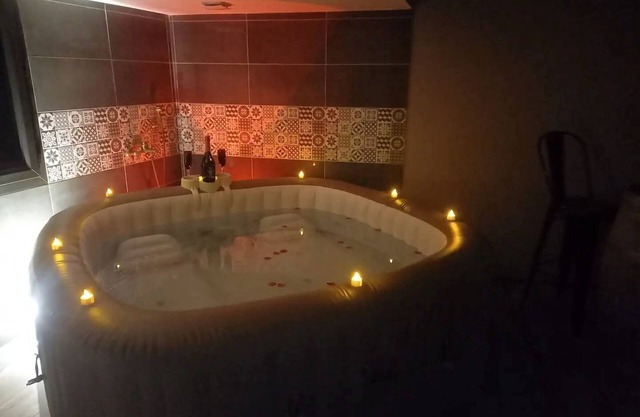 COSY-LOFT , industriel , JACUZZI ,pour 2 personnes max ,clim ,parking privatif