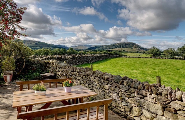 Cosy luxurious 18th century stone built character cottage with stunning views