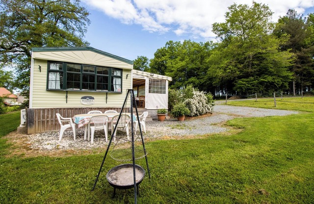 Mobil-home cosy au calme, avec terrasse et piscine partagée