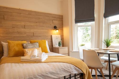 Cosy, Modern One Bedroom Apartment, Close to Train, City, Beach and Hospital Long Booking Welcome