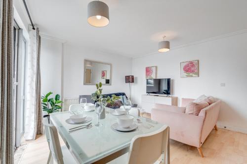 Cosy One bedroom flat opposite station