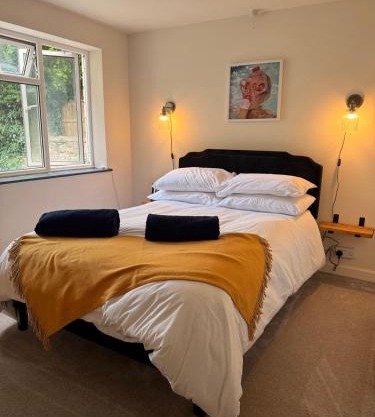 Cosy One-Bedroom Retreat with Parking