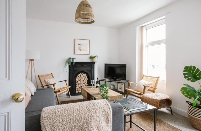 Cosy period cottage 2min walk to the beach