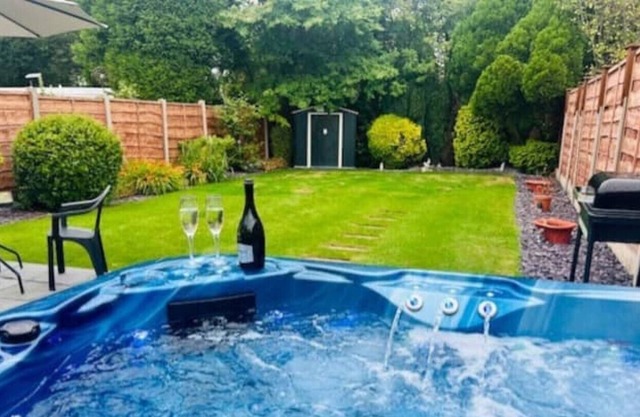 Cosy Private 2 Bedroom Bungalow with Hot Tub