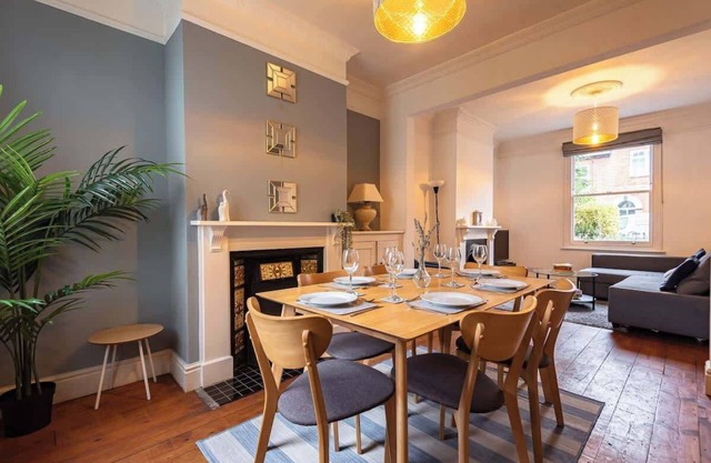 Cosy 2 Bedroom House Near Royal Berks Hospital Sleeps 6 Private Garden FREE WiFi