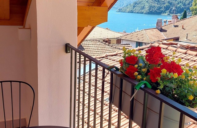 Cosy retreat, historical village on Lake Como, close to lake/services with views