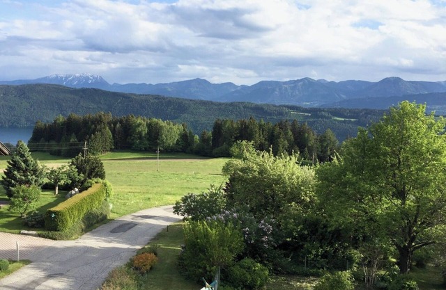 Cosy Retreat with Lake and Mountain Views
