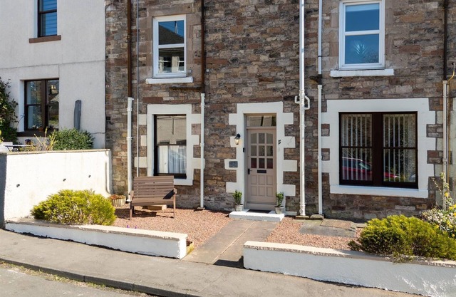 Cosy River‑side Cottage in Jedburgh, Steps from Canongate Bridge