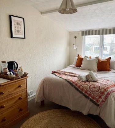 Cosy rooms in central Falmouth townhouse