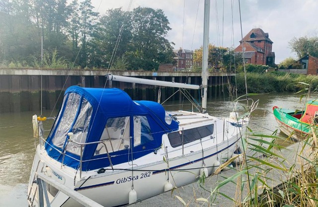 Cosy Sailing Boat Glamping Accommodation on the River in Sandwich