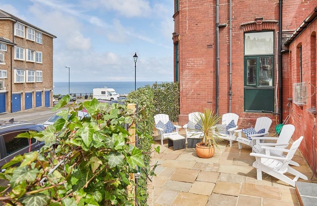 Cosy seaside cottage ideal for beach, pub & town. Private sun terrace with fire pit. Dogs welcome.