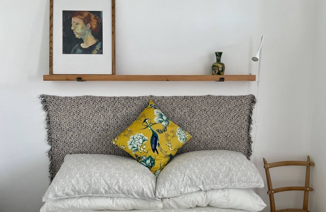 Cosy seaside retreat w/artist studio (dog-friendly)