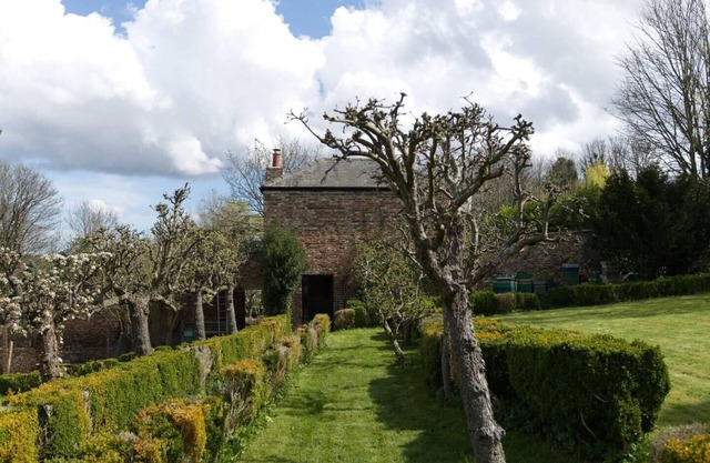 Cosy secret cottage in a beautiful walled garden