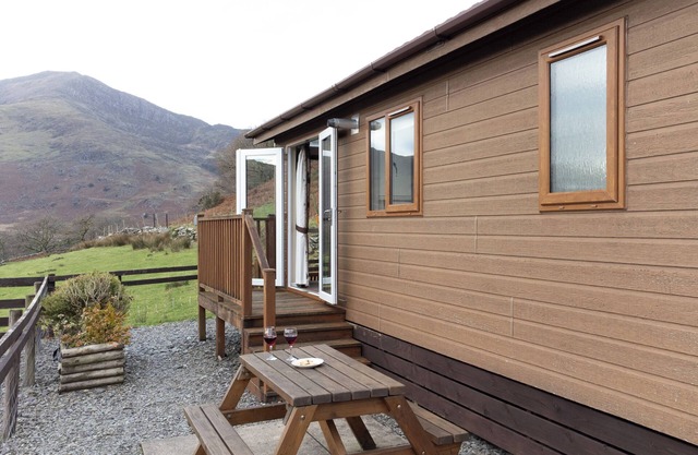 Cosy Self-Catering Cabin with Panoramic Windows and Stunning Mountain Views
