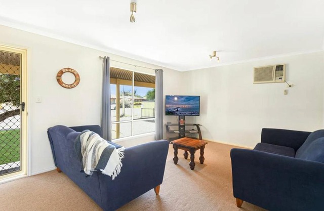Cosy shack close to surf beaches, river and shops