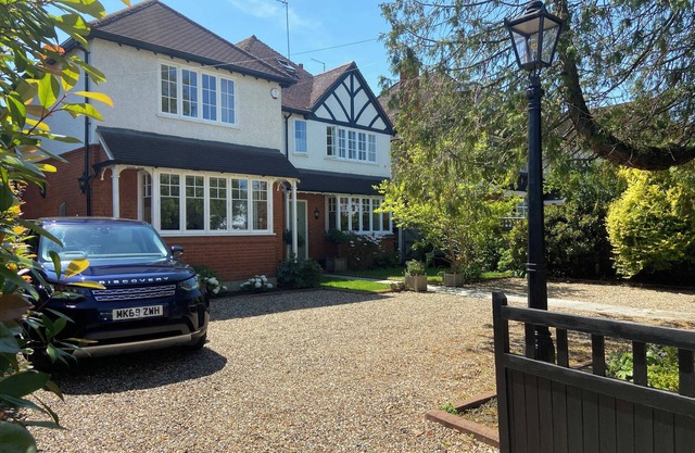 Cosy, spacious 2 storey apt, 35mins Central London, Heathrow/Gatwick & Wimbledon