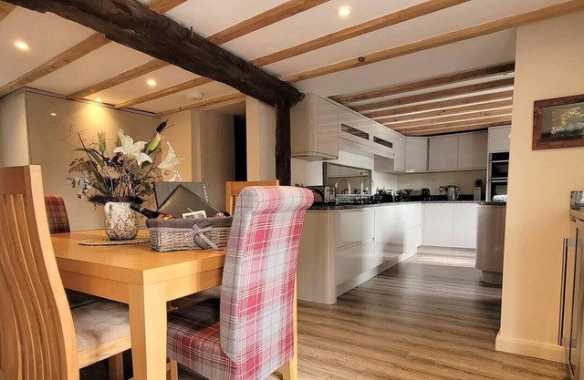 Cosy & Spacious Cottage in Scenic Village with Pub