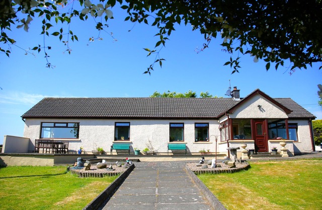 “Hillcrest View” a cosy spacious retreat, with stunning far reaching views.
