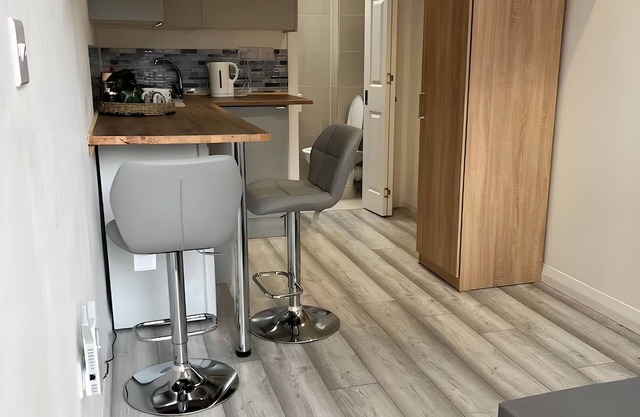 Cosy Studio - 15 mins drive to Manchester/Parking/Wifi