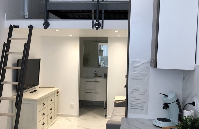 Studio chaleureux rénové à neuf à Lyon 1er à proximité immédiate Place Rouville