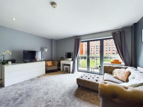 Cosy studio with balcony views