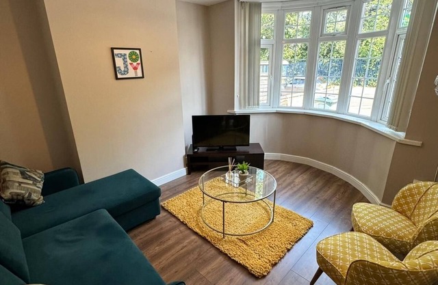 Cosy Three-bed house close to the city centre, with good transport links.