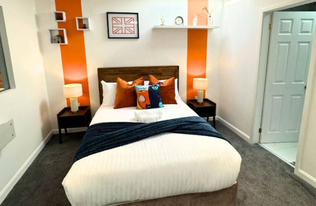 Cosy Twin Apt 1 or both, w/ Balcony and Parking