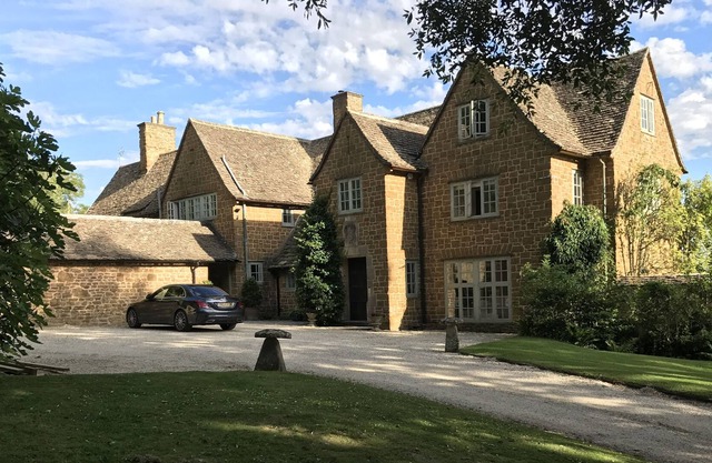 Le magnifique manoir Stinchcombe Edge de Cotswold avec court de tennis peut accueillir 26 personnes
