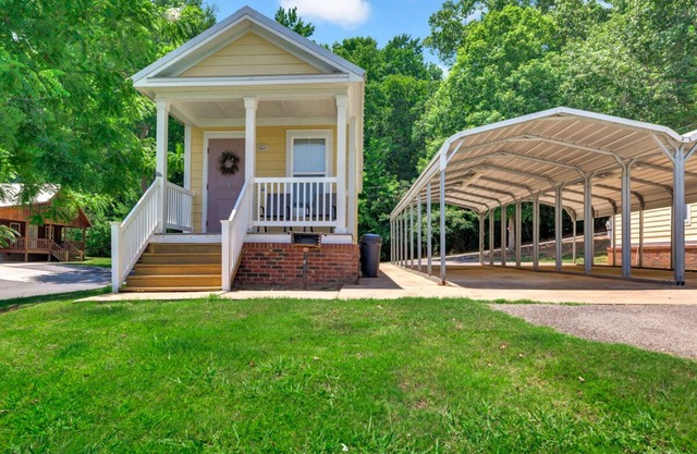Cottage #1 Fisherman's Landing / 1-Bed Fishing Cottage w/Covered Boat Shelter"