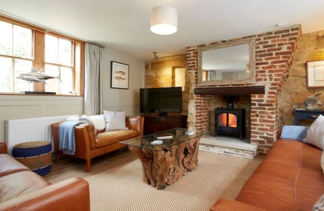 Cottage 2 minutes to beach with patio & parking