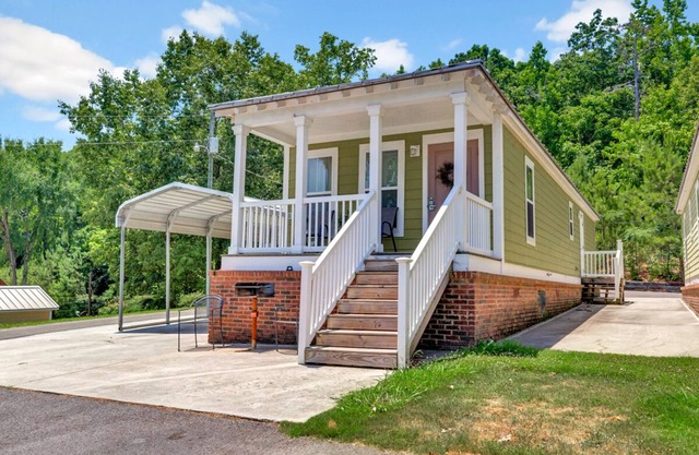 Cottage #3 Fisherman's Landing / 2-Bed Fishing Cottage w/Covered Boat Shelter"
