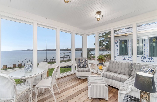 Cottage + Apt w/Prime Location on Crystal Lake, Deck, 2 Grills, 2 Kitchens, WiFi