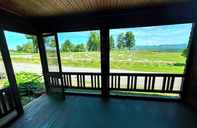 Cottage at stunning park "The Rocks" w/ formal gardens, tree farm, gorgeous views, AC, Dog Friendly!