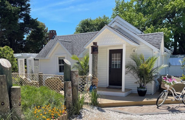COTTAGE BLUEFISH on Chincoteague Island! A cozy island getaway -NEW REMODEL