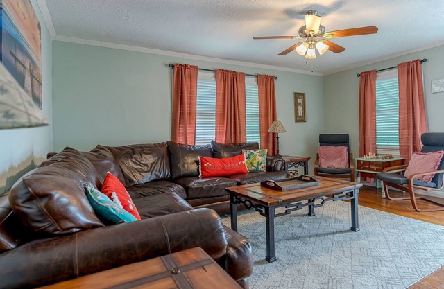 Cottage Breeze-Convention Center, beach nearby