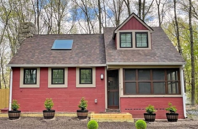 Cottage by Lake Wallenpaupack with Hot Tub