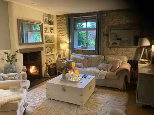 Cottage c1790, Superb central Witney, free parking