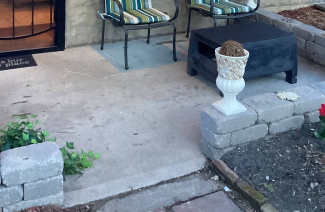 Cottage Charmer 7 Mins to Downtown! One Level Living / No Stairs!