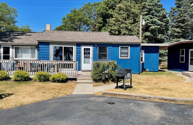 Cottage Cove · Lake Huron Beach Cottage No. 11