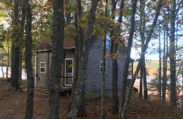 Cottage avec un porche filtré donnant sur l'eau