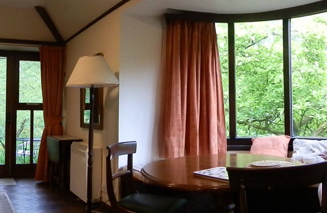 Cottage récemment rénové dans de beaux jardins boisés