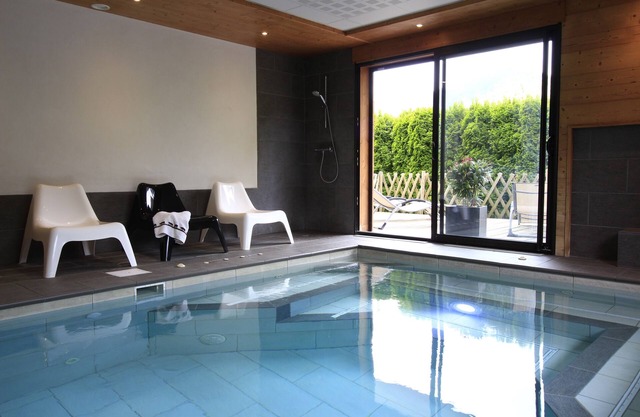 Chalet dans son intégralité avec piscine intérieure jacuzzi sauna hammam