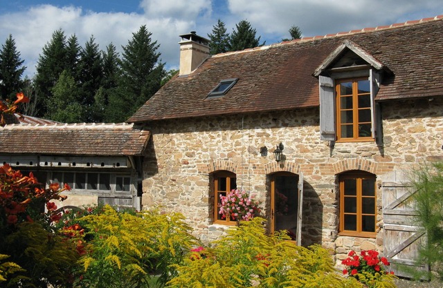 Charmante maison dans un hameau isolé de Chabrenas avec utilisation de la piscine