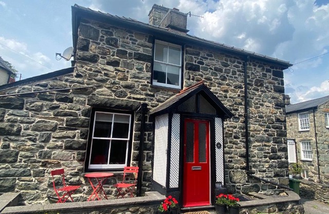 Cottage in heart of Dolgellau with parking