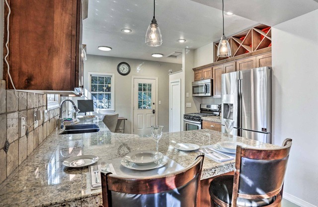 Cottage in Hyde Park: Yard, 1 Mi to Dtwn