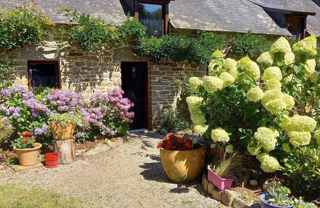 Cottage en pierre du pays /entre terre et mer