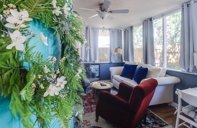 Cottage just 2 blocks from the beach!
