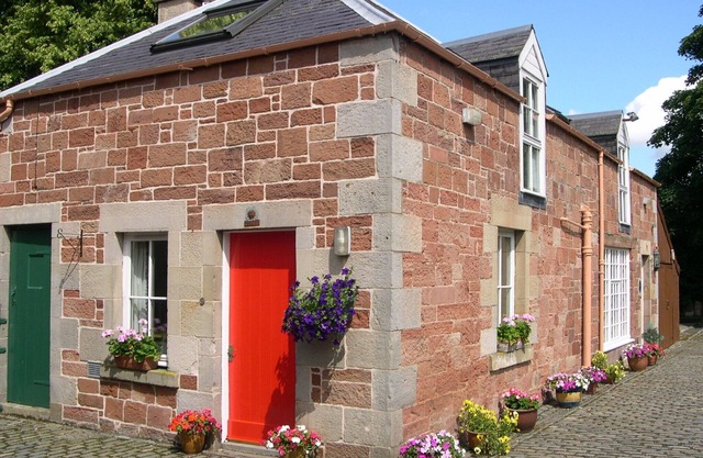 Cottage situé dans un magnifique sud face à deux acres de jardin privé